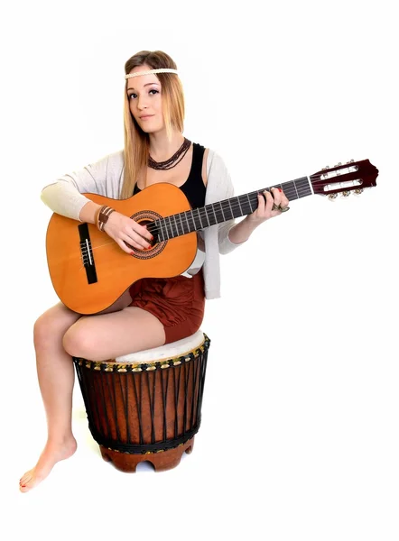 Hippie flicka med gitarren isolerad på vit bakgrund — Stockfoto