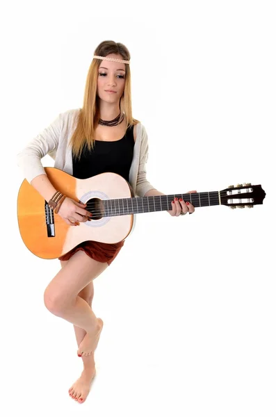 Hippie κορίτσι με την κιθάρα που απομονώνονται σε λευκό φόντο — Φωτογραφία Αρχείου