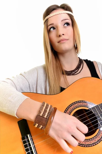 Hippie ragazza con la chitarra isolata su sfondo bianco — Foto Stock