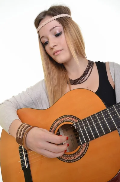 Hipis dziewczyna z gitarą na białym tle — Zdjęcie stockowe