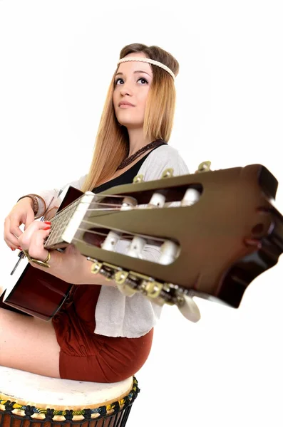 Hippie menina com a guitarra isolada no fundo branco — Fotografia de Stock