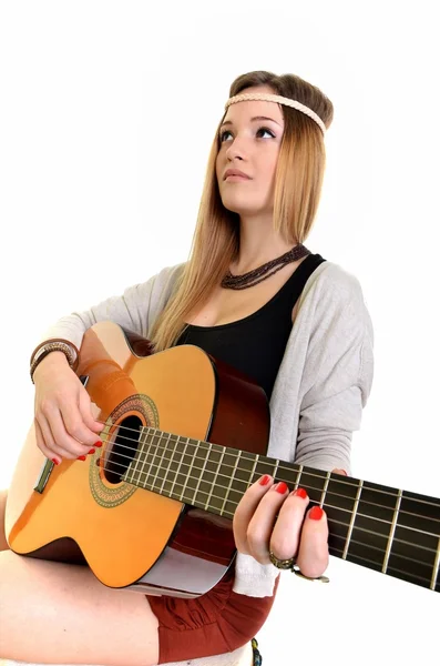 Hippie dívka s kytarou izolovaných na bílém pozadí — Stock fotografie