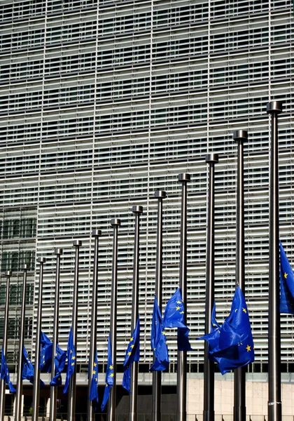 Прапори країн Європейського Союзу в приспущені в будівлі Європейської комісії — стокове фото