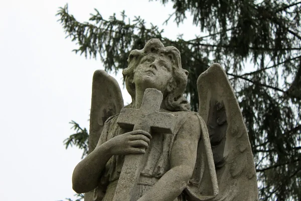 Sculpture d'ange avec croix — Photo
