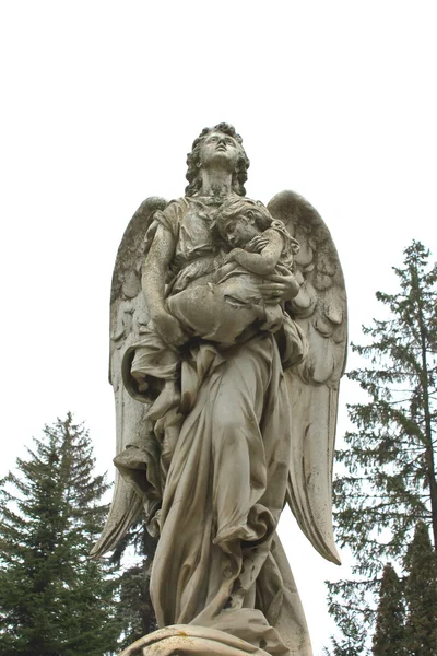 Escultura de un ángel con un niño — Foto de Stock