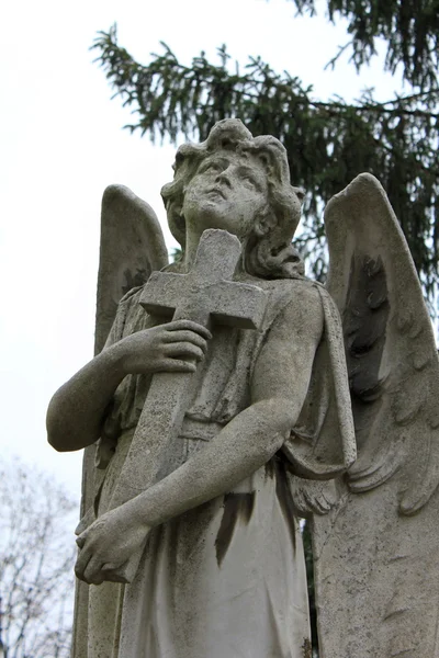 Sculpture d'ange avec croix — Photo