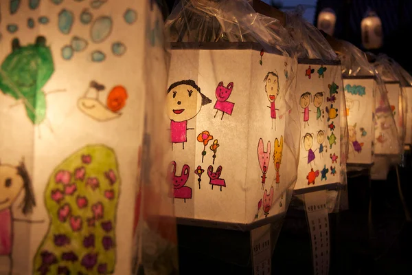 Φανάρια χαρτί διακοσμημένα με σχέδια που πραγματοποιούνται από τα παιδιά Εικόνα Αρχείου