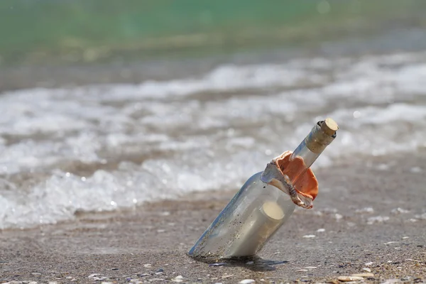 Messaggio in bottiglia in spiaggia — Foto Stock