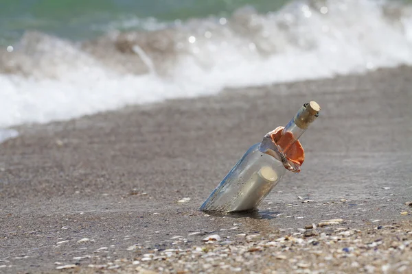 Bir dalga geliyor ile şişe bir mesaj — Stok fotoğraf