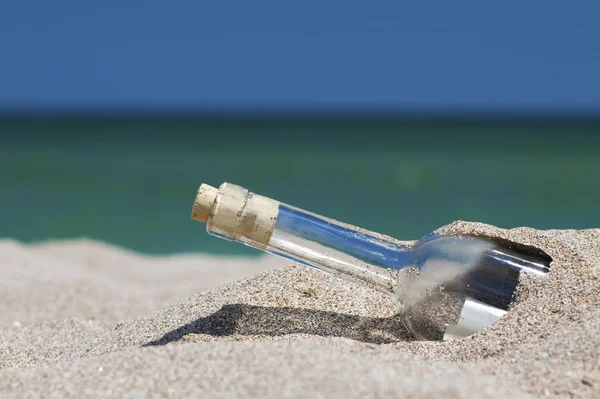 Deniz ve ufuk ile şişe bir mesaj — Stok fotoğraf