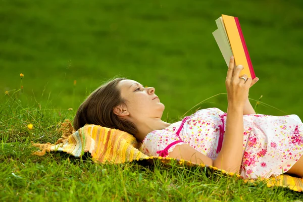 Schöne Frau liest im Park — Stockfoto