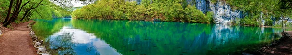 湖畔にあり、パスのパノラマ — ストック写真