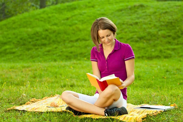 Beautiful woman enjoying a funny book, horizontal — Stock Photo, Image
