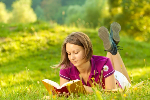 Hermosa mujer disfrutando de un libro — Foto de Stock