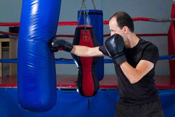 Boxer stansning en sand bag med främre handen — Stockfoto