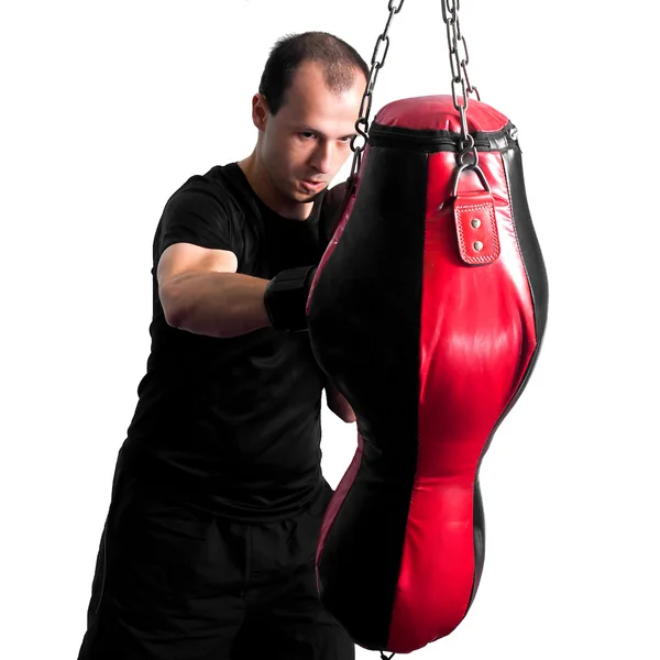 Boxeador perforando una bolsa de arena — Foto de Stock