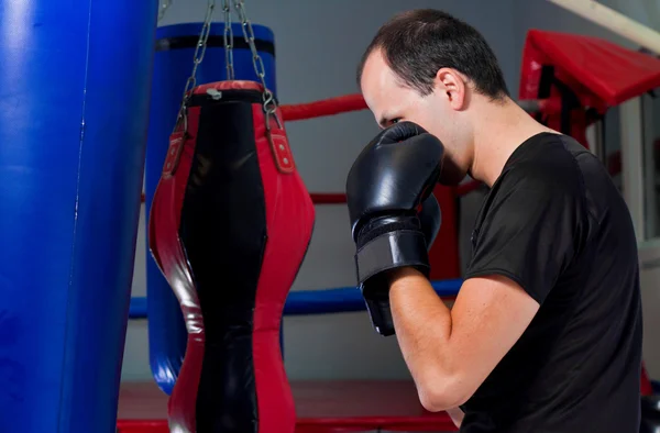 Boxer träning med en sand bag — Stockfoto