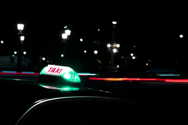À noite é sempre mais seguro apanhar um táxi — Fotografia de Stock