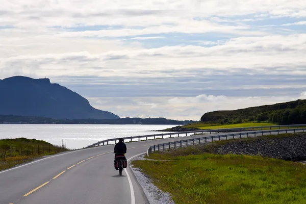 在挪威大西洋道路上骑自行车的人 — 图库照片