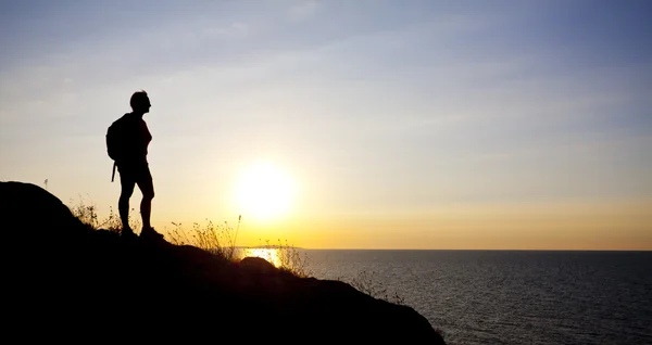 Silhueta de mulher trekking perto do mar — Fotografia de Stock