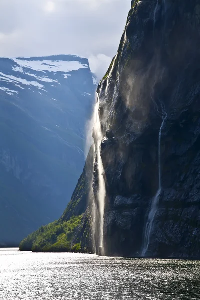 Vattenfall över Geirangerfjorden — Stockfoto