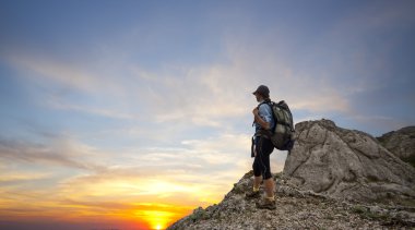 dağlarda trekking kadın