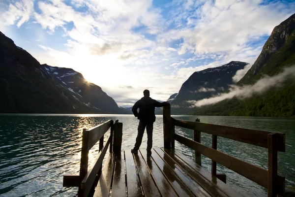 Sylwetka człowieka, patrząc na jezioro — Zdjęcie stockowe