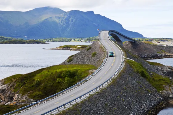 Pintoresco paisaje de Noruega. Atlanterhavsvegen Imagen de archivo