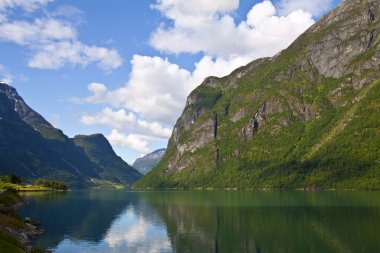 Norveç 'teki dağ gölü
