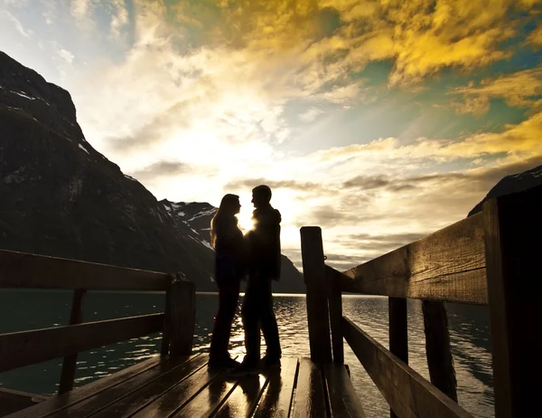 Silueta de dos amantes en el lago de montaña — Foto de Stock