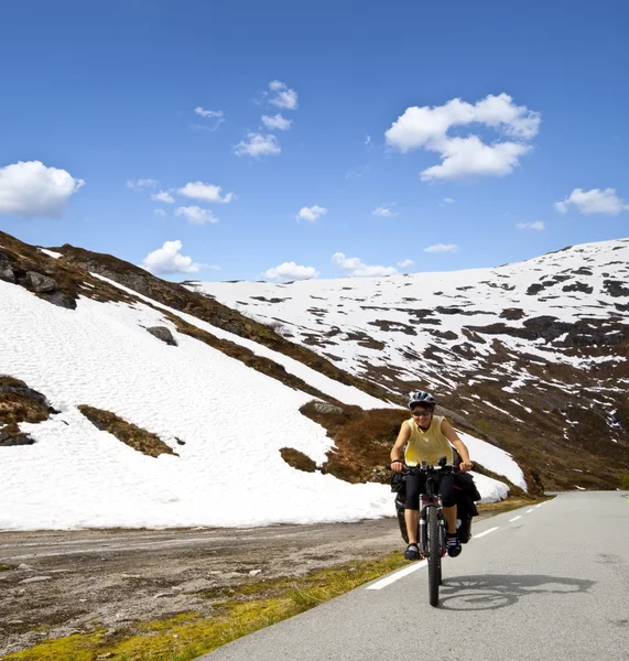 Велосипедист в Норвегии — стоковое фото