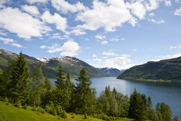 美しい山の湖 — ストック写真