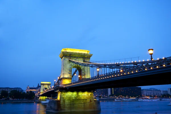 Budapeşte zincir köprü üzerinde denude — Stok fotoğraf