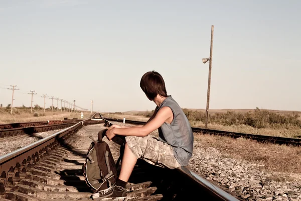 Хлопчик-підліток на залізниці — стокове фото