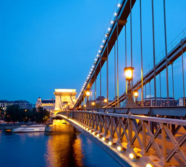 Budapest chain bridge över beröva — Stockfoto