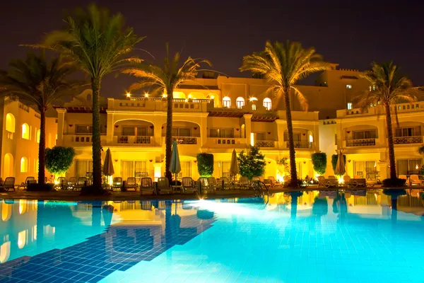 Lado de la piscina de noche de hotel rico —  Fotos de Stock