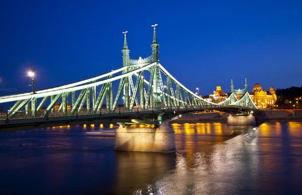 Night view ofSzabadsag hid, Budapest — Stock Photo, Image