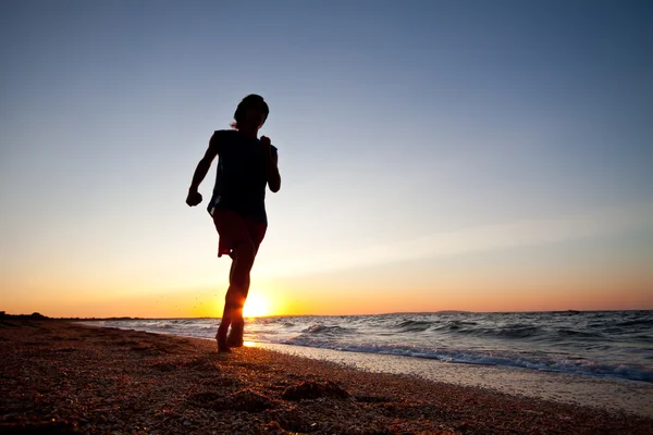 Adolescente está correndo na praia — Fotografia de Stock