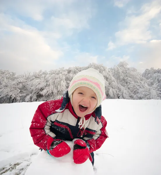 幸せな小さな子供は雪、良い冬の天候で再生します。 — ストック写真