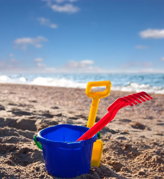 Детские пляжные игрушки на песке в солнечный день — стоковое фото