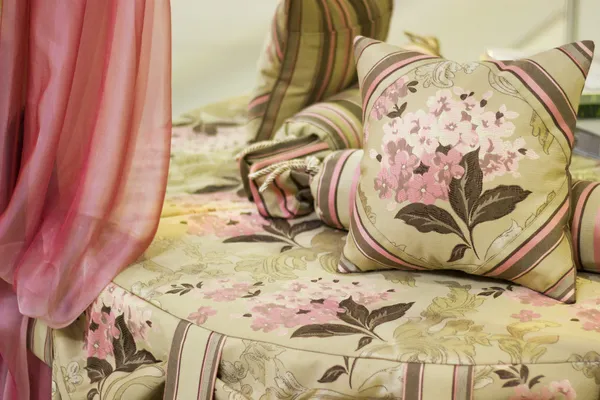 Travesseiro decorativo com padrão floral . — Fotografia de Stock
