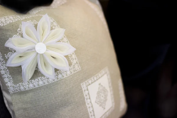 Decoratieve bloem op het hoofdkussen. — Stockfoto