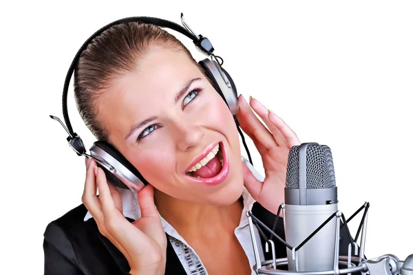 Mujer cantante frente a un auricular de micrófono — Foto de Stock