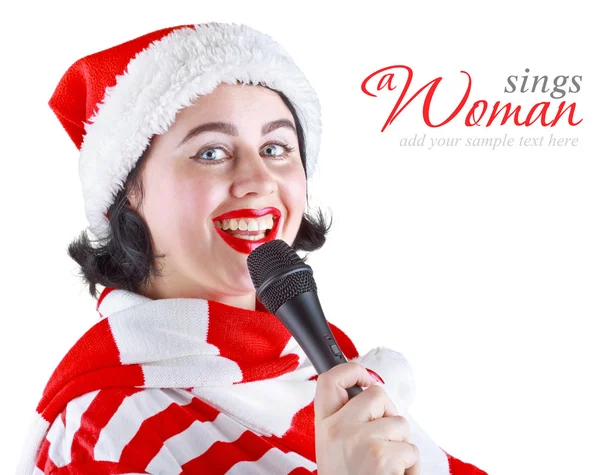 Ragazza in abito di Natale cantare in un microfono — Foto Stock