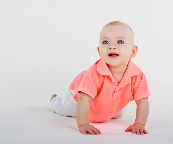 Lachende kleine jongen gekleed — Stockfoto