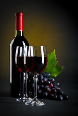 Stil-hayat kırmızı şarap ile