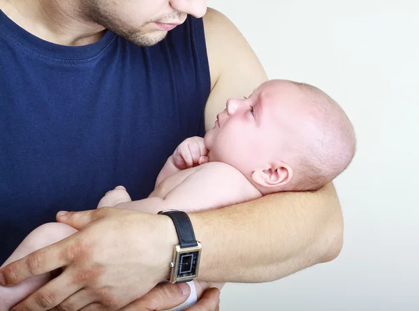 Dobry ojciec trzymający syna w jego ramiona — Zdjęcie stockowe