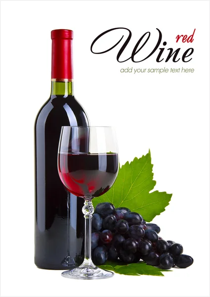 Garrafa de vinho, um copo, um monte de uvas, isolado em branco ba — Fotografia de Stock