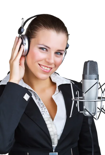 Mujer sonriente frente a un auricular de micrófono — Foto de Stock