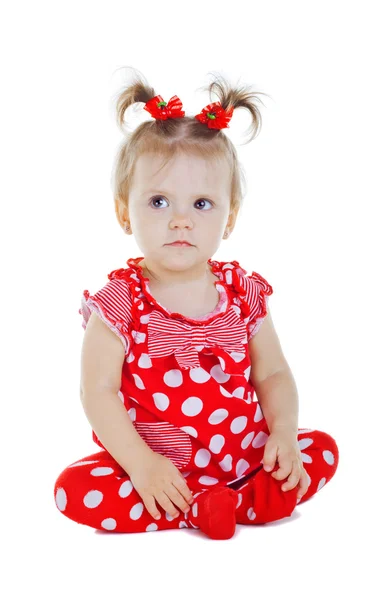 Ένα μικρό παιδάκι σε ένα κόκκινο φόρεμα — Φωτογραφία Αρχείου